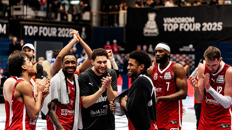 Gl&uuml;ckliche Gesichter bei den Bamberger Spielern nach dem Finaleinzug in Wei&szlig;enfels.