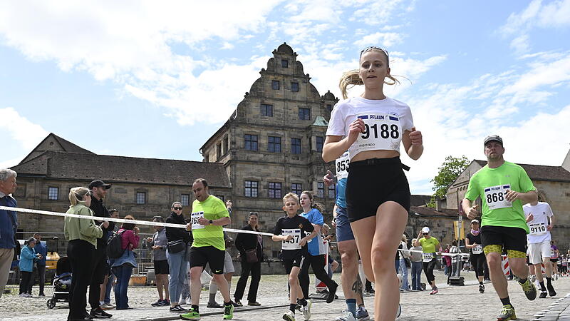 Blauer Himmel am Bamberger Domplatz: Die schönsten Fotos vom Pflaum-Logistik-Lauf gibt es zum Durchklicken in der Galerie.
