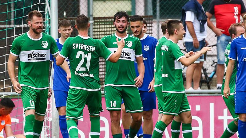 Manuel Friedlein, Sebastian Treusch, Lennard Guthe (von links) und die Teamkollegen vom SV Friesen freuen sich &uuml;ber ihr Tor. An diesem Tag nahmen allerdings die G&auml;ste aus Oberhaid die drei Punkte mit nach Hause. Mittlerweile l&auml;uft es immer besser ...