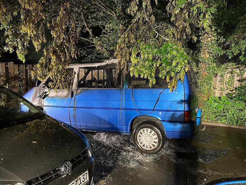 In diesem VW Bus schliefen während des Pfingstkongresses in Coburg zwei Mitglieder des CC. Am Montagabend ging das Auto in Flammen auf.