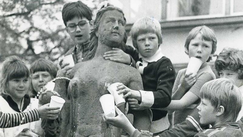 Kinder am Brunnen der Jungferk&auml;ttl
