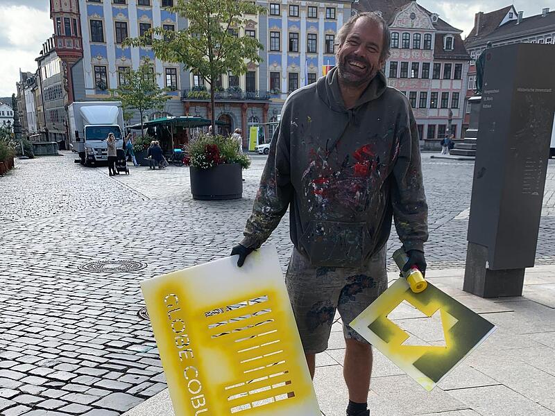 Vom Landestheater zum Globe: Der Sprayer Alex hat am Mittwoch eine gelbe Spur durch Coburg gespr&uuml;ht.