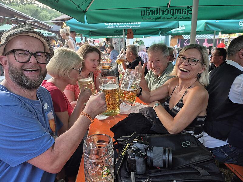 Kallasch trifft Freunde und Bekannte auf dem Kronacher Freischießen.Freischießen 2025: Impressionen von der Bierprobe
