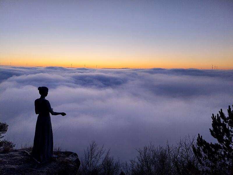 Die Amalberga am Hammelberg schaut hinab in das nebelverhangene Saaletal.