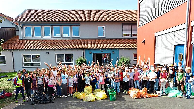 Zweitklässler der Grundschule am Mönchsturm mit ihren Funden.Kerstin Becker Zweitklässler der Grundschule am Mönchsturm mit ihren Funden.Kerstin Becker