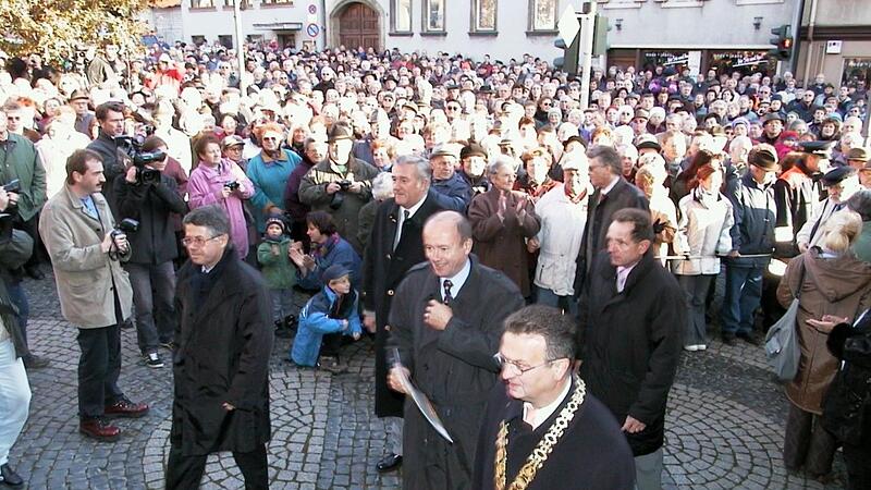Am 15. November 2001 waren Hunderte zum Marktplatz gekommen, um die Erhebung Staffelsteins zum Bad zu feiern. Innen-Staatssekret&auml;r Hermann Regensburger und Regierungspr&auml;sident Hans Angerer &uuml;berbrachten die Urkunde an B&uuml;rgermeister Georg M&uuml;ller.