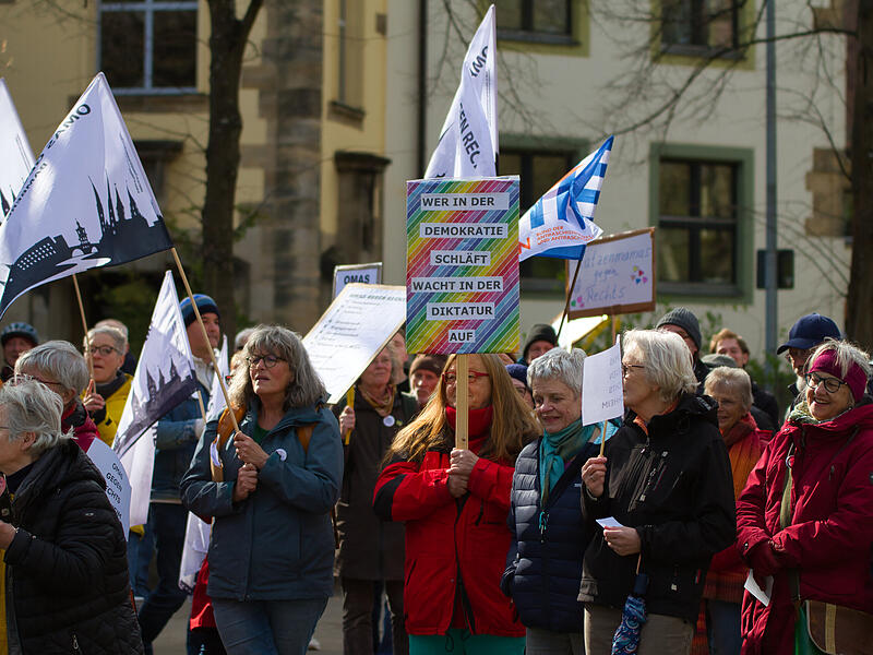 Schon &ouml;fters gingen in Forchheim Menschen gegen Rechtsextremismus auf die Stra&szlig;e. Das B&uuml;ndnis Bunt statt Braun fordern nun, dass sich die Stadt Forchheim st&auml;rker gegen Extremismus ausspricht.