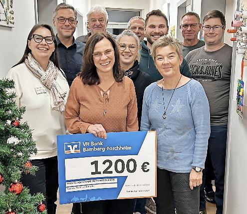 Ein Teil der freiwilligen Helfer mit B&uuml;rgermeister Gerhard Bauer und der Hospizleitung bei der Spenden&uuml;bergabe.