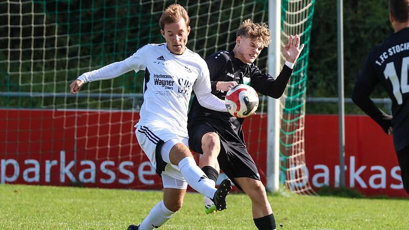 Vincent Weber vom FC Stockheim (rechts) hatte gegen seinen Coburger Gegenspieler Tim Oikonomides einen schweren Stand. Beim TSV Sonnefeld brauchen die &bdquo;Bergleute&ldquo; dringend einen Dreier, um den Anschluss ans Bezirksliga-Mittelfeld nicht zu verlier...