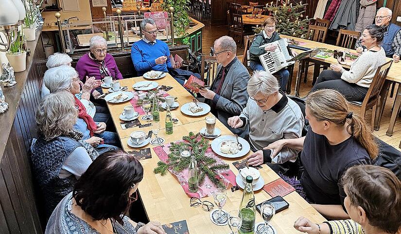 J&uuml;rgen Dippold liest die Weihnachtsgeschichte im Rahmen der Adventsandacht.