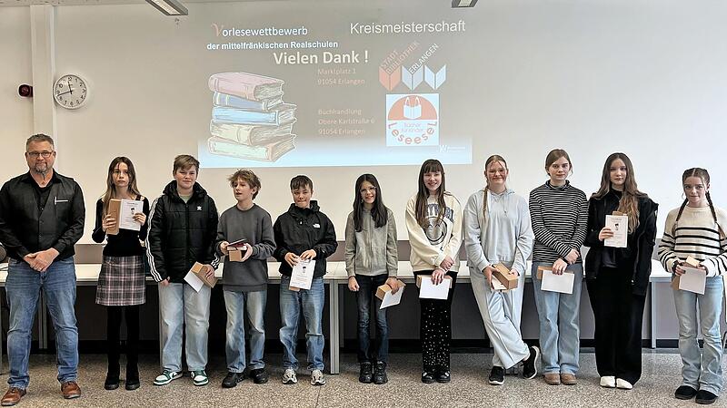 Die Teilnehmer beim Kreisentscheid des Vorlesewettbewerbs in Erlangen.