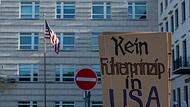 Democrats Abroad demonstrieren vor US-Botschaft in Berlin Democrats Abroad demonstrieren vor US-Botschaft in Berlin
