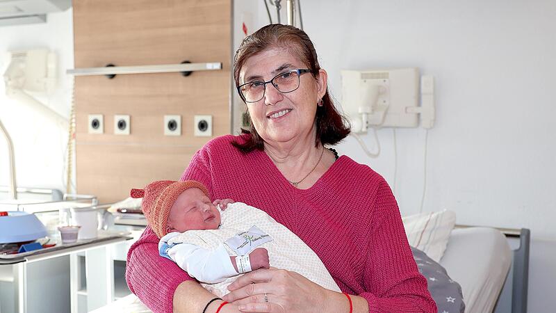 Exakt um 1.29 Uhr erblickte Jannik am 1. Januar das Licht der Welt, er ist das schnellste Neujahrsbaby im Landkreis Ha&szlig;berge seit mindestens 25 Jahren. Auch Oma Emma freut sich.