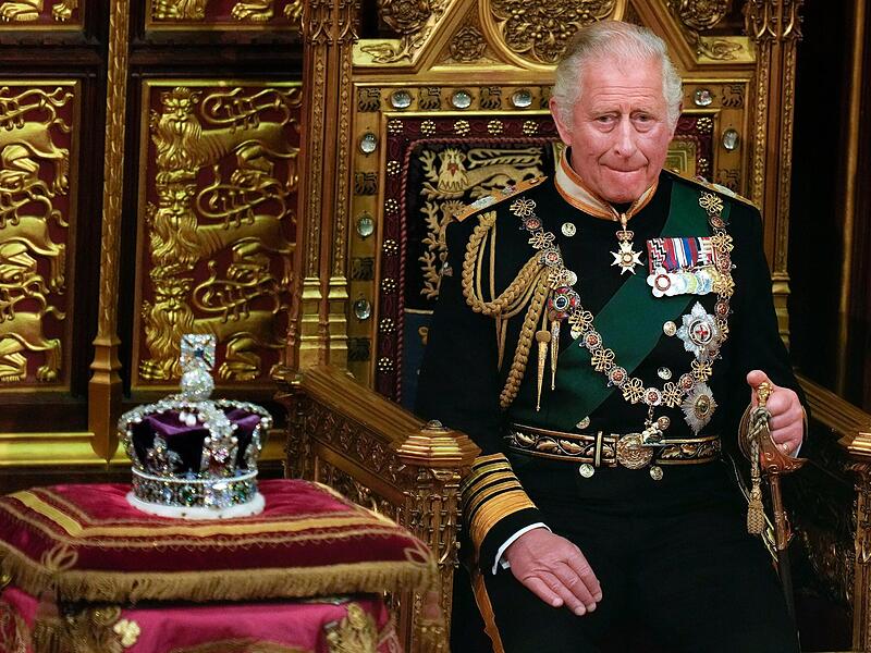 Auf diesem Foto aus dem Frühjahr 2022 war Charles noch Prinz. Neben ihm ist die Imperial State Crown, auch „Edwardskrone“ genannt, zu sehen. Am kommenden Samstag, 6. Mai 2023, findet nun die offizielle Krönungszeremonie von König Charles III. statt.