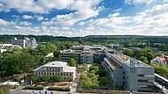 Ein knappes Ja: Erlanger Bürger entscheiden über Wohnraum im Klinikviertel.