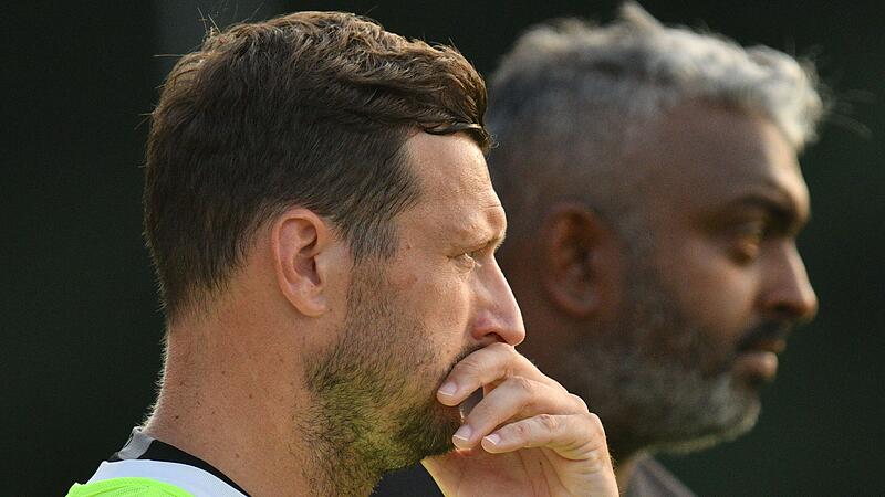 DJK-Trainer Dominik Woitschitzke (links) und Torwartrainer Venthan Surenthiran konzentriert w&auml;hrend eines Spiels.