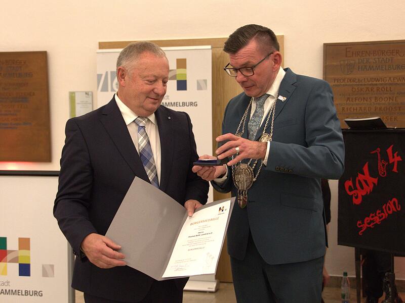 Thomas Bold erh&auml;lt von B&uuml;rgermeister Armin Warmuth die B&uuml;rgermedaille der Stadt Hammelburg.