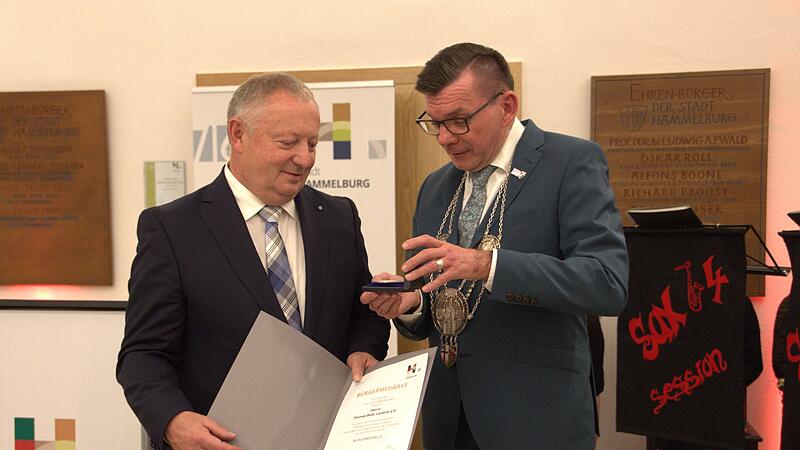 Thomas Bold erh&auml;lt von B&uuml;rgermeister Armin Warmuth die B&uuml;rgermedaille der Stadt Hammelburg.