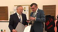 Thomas Bold erhält von Bürgermeister Armin Warmuth die Bürgermedaille der Stadt Hammelburg. Thomas Bold erhält von Bürgermeister Armin Warmuth die Bürgermedaille der Stadt Hammelburg.