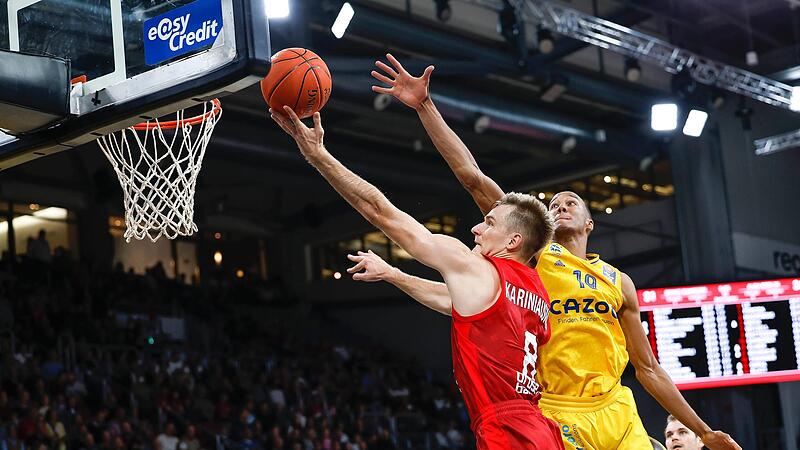 Der Bamberger Aufbauspieler Vaidas Kariniauskas zog oft erfolgreich zum Korb. Hier setzt sich der Litauer gegen Louis Olinde durch.