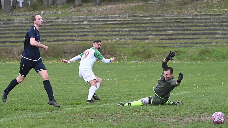 Der Neustadter Kevin Sari (M.) schiebt nach einer wunderbaren Falnke von Ali Civelek (nicht im Bild) zum zwischenzeitlichen 2:0 ein. SG-Torwart Nicola Schoppel (rechts) ist chancenlos.