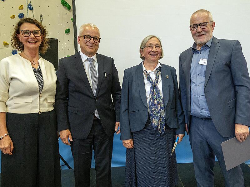 Bei der Verabschiedung (von links): Dr. Claudia Fremder (Fachlicher Vorstand der DGD-Stiftung und Ge-sch&auml;ftsf&uuml;hrerin der DGD-Stiftung gGmbH), Hubertus Jaeger (Kaufm&auml;nnischer Vorstand der DGD-Stiftung und Gesch&auml;ftsf&uuml;hrer der DGD-Stiftung gGmbH), di...