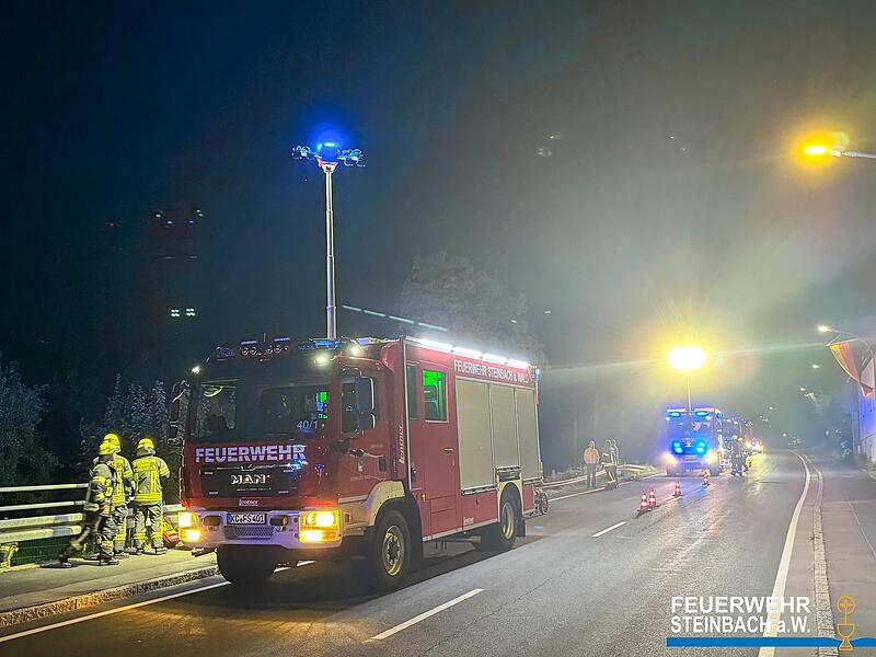 Feuerwehr und Rettungsdienst waren im Einsatz.Unfall im Steinbach am Wald endete mit hohem Schaden.