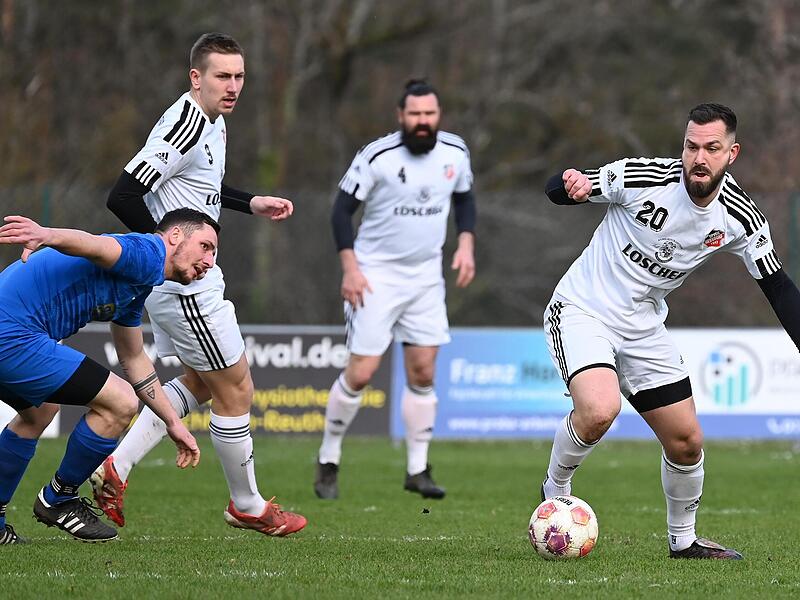 David Nagel erzielte den ersten Treffer der He&szlig;dorfer gegen Reuth.