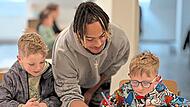 Marcel Ako macht die Arbeit mit Kindern Spa&szlig;. Er absolviert sein freiwilliges soziales Jahr in Altenkunstadt.  Pressestelle Erzbistum Bamberg/Stefanie Sponsel