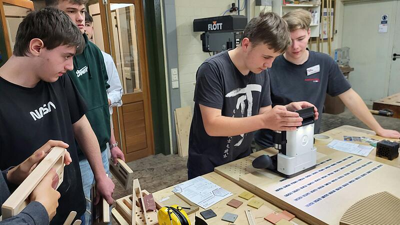 Sch&uuml;ler beim Herstellen von Werkst&uuml;cken.