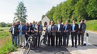 Offizielle Freigabe des neuen Geh- und Radwegs an der BA 3 in Seußling mit Vertretern aus der Politik, dem beteiligten Ingenieurbüro und der ausführenden Baufirma.