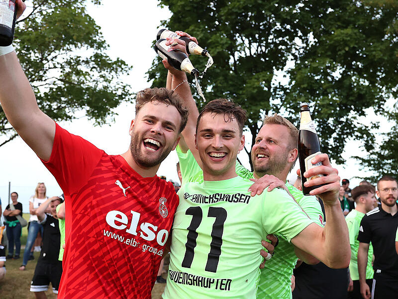 So sehen Sieger aus: Torwart Luca Zaschke und Dreifachtorsch&uuml;tze  Marius Ke&szlig;ler (von links) strahlen um die Wett und lassen sich bereitwillig &bdquo;duschen&ldquo;.