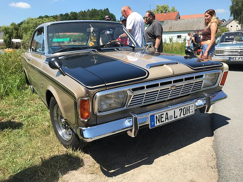 1000 Jahre Ailsbach: Die Oldtimer gl&auml;nzten und tuckerten um die Wette