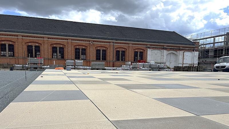 Zwischen Reithalle und Posthalle in Bamberg haben die Pflasterarbeiten begonnen.
