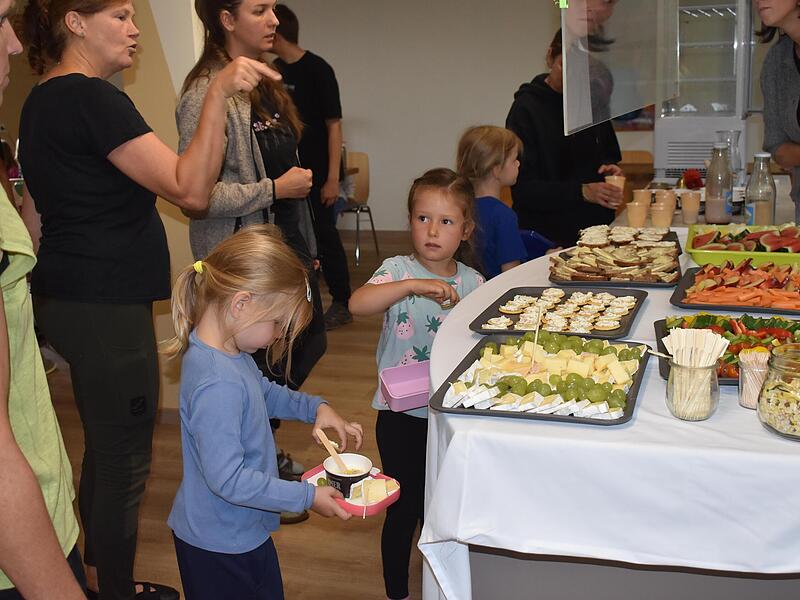 Brote mit regionalem Gemüse sowie Obst gab es für die Kinder zu probieren.