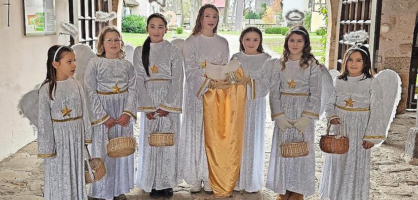 Fünf Engel und zwei Christkinder für Adelsdorf: Luisa, Sara, Elin, Christkind Mia, Christkind Jule, Hannah, Lea (von links).