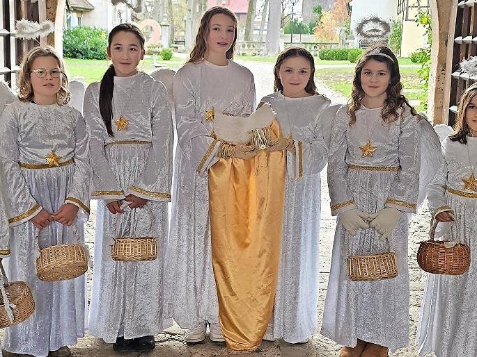 Fünf Engel und zwei Christkinder für Adelsdorf: Luisa, Sara, Elin, Christkind Mia, Christkind Jule, Hannah, Lea (von links).