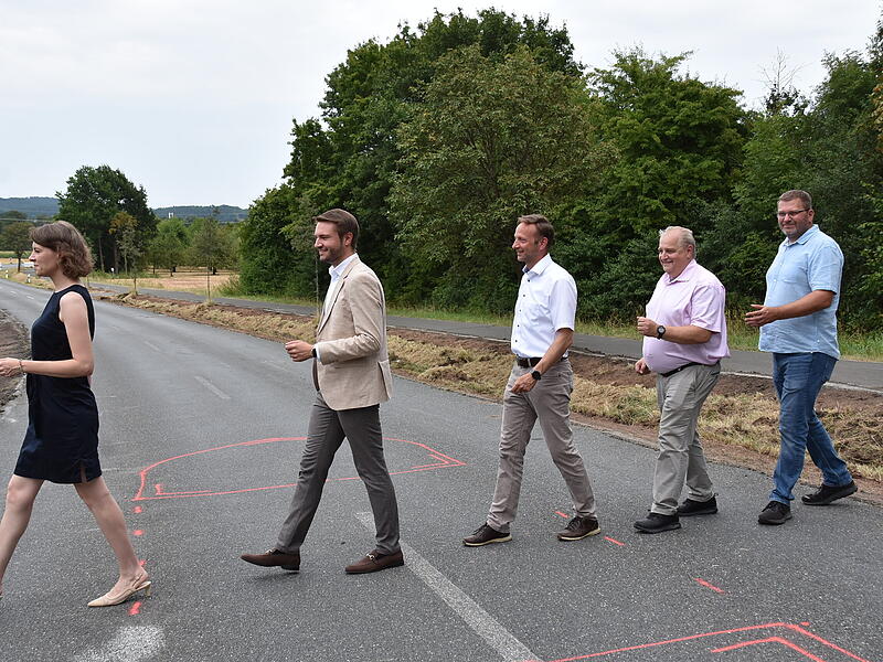 Wo MdB Emmi Zeulner, Landrat Jonas Gleich, Bürgermeister Robert Bosch, Klaus Bodenschlägel und Anton Vrgoc an die legendären Beatles erinnern, können ab Herbst Radfahrer und Fußgänger die KU 06 bei Willmersreuth sicher queren. Wo MdB Emmi Zeulner, Landrat Jonas Gleich, Bürgermeister Robert Bosch, Klaus Bodenschlägel und Anton Vrgoc an die legendären Beatles erinnern, können ab Herbst Radfahrer und Fußgänger die KU 06 bei Willmersreuth sicher queren.