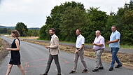 Wo MdB Emmi Zeulner, Landrat Jonas Gleich, Bürgermeister Robert Bosch, Klaus Bodenschlägel und Anton Vrgoc an die legendären Beatles erinnern, können ab Herbst Radfahrer und Fußgänger die KU 06 bei Willmersreuth sicher queren. Wo MdB Emmi Zeulner, Landrat Jonas Gleich, Bürgermeister Robert Bosch, Klaus Bodenschlägel und Anton Vrgoc an die legendären Beatles erinnern, können ab Herbst Radfahrer und Fußgänger die KU 06 bei Willmersreuth sicher queren.