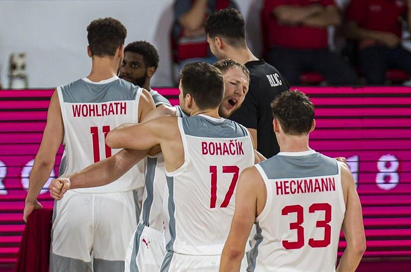 Die Bamberger jubeln nach dem Zittersieg, der ihnen den Einzug ins Finale des Qualifikationsturniers bescherte.