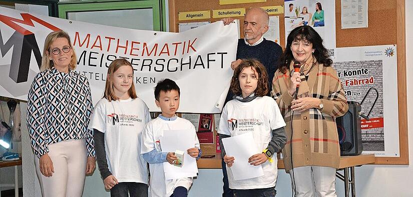 Tina Thurek (links) und Heidi Forisch (rechts) freuen sich mit den drei Gewinnern Valentina, Maximilian (Mitte) und Jonathan.