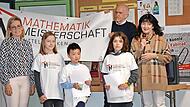 Tina Thurek (links) und Heidi Forisch (rechts) freuen sich mit den drei Gewinnern Valentina, Maximilian (Mitte) und Jonathan. Tina Thurek (links) und Heidi Forisch (rechts) freuen sich mit den drei Gewinnern Valentina, Maximilian (Mitte) und Jonathan.