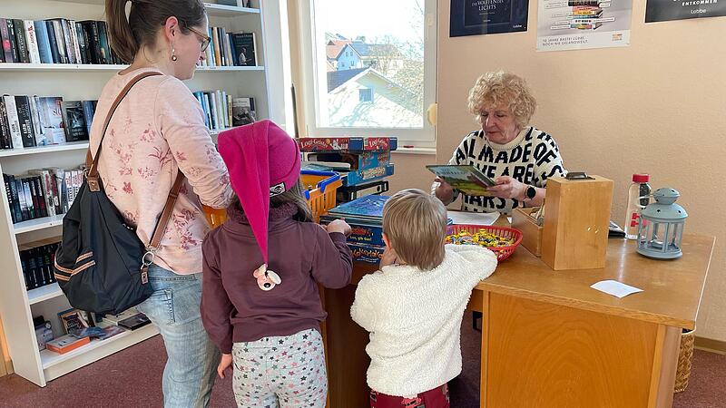„Na, da habt ihr viel zu lesen“ – und zu spielen – verabschiedet Heidi Rödl vom Gerodaer Bücherei-Team die Kinder. Und zum Naschen dürfen sich die beiden obendrein noch etwas aussuchen.