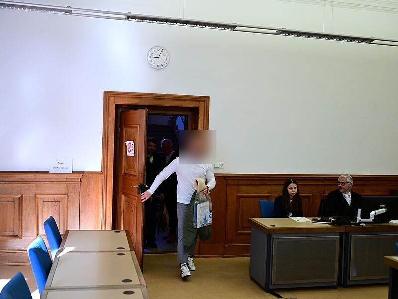 Der Angeklagte aus Polen betritt den Gerichtsaal in Fu&szlig;fesseln und in Begleitung zweier Polizisten