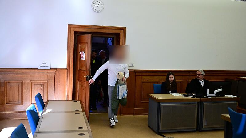 Der Angeklagte aus Polen betritt den Gerichtsaal in Fu&szlig;fesseln und in Begleitung zweier Polizisten