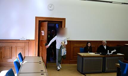 Der Angeklagte aus Polen betritt den Gerichtsaal in Fu&szlig;fesseln und in Begleitung zweier Polizisten