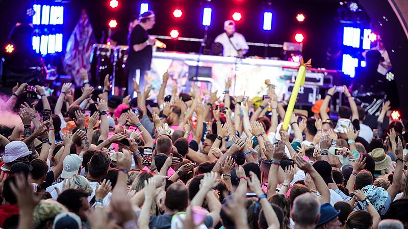 Besucher feiern beim Parookaville-Festival 2025 Besucher feiern beim Parookaville-Festival 2025