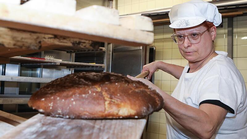 Theresia Wölker mit einem Laib Brot in der Backstube ihrer Bäckerei in ForchheimForchheim & Fränkische Schweiz Theresia Wölker mit einem Laib Brot in der Backstube ihrer Bäckerei in ForchheimForchheim & Fränkische Schweiz