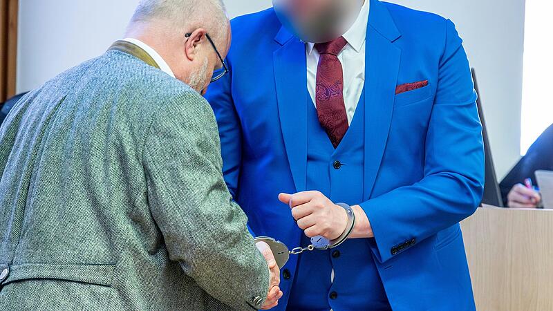 Verteidiger Hubertus Werner begrüßt den Angeklagten Kai K. im Gericht in Schweinfurt. Verteidiger Hubertus Werner begrüßt den Angeklagten Kai K. im Gericht in Schweinfurt.