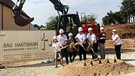Gute Wünsche für das Projekt in Steppach verbanden mit dem Spatenstich die Ärztin Lahorka Renner, der stellvertretende Landrat des Landkreises Bamberg Bruno Kellner, der Bürgermeister von Pommersfelden Gerd Dallner, Bauunternehmer Johannes Hartmann, Sabrina Maier, Immobilienabteilung der Firma Niersberger, und Bauherr Rainer Dippold mit Enkel Laurenz (von rechts).